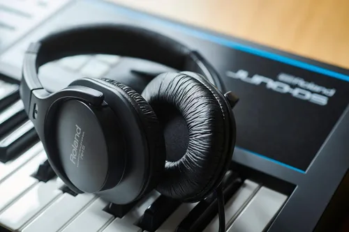 Vista 2 de Roland RH-5 Auriculares para monitor con orejeras, cerradas y de alta calidad para la reproducción de música diaria y reproducción de audio
