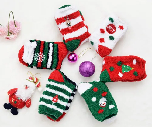 Vista 5 de Calcetines peludos de Navidad, 6 pares de calcetines lindos de forro polar coral, cálidos y acogedores, calcetines de vacaciones para mujeres