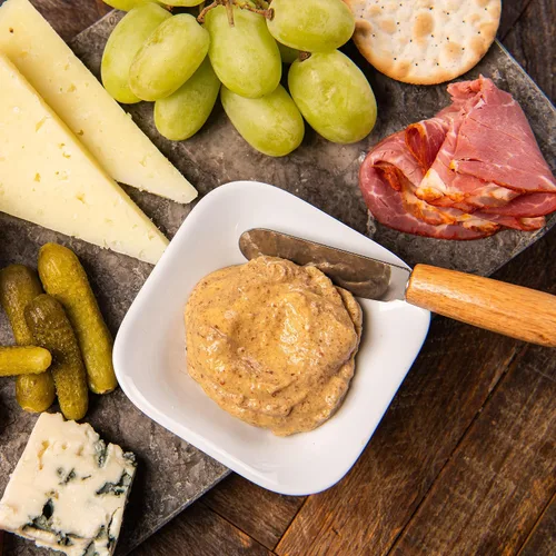 Vista 5 de French's Stone Ground Dijon Mustard, 32 onzas, un recipiente de 32 onzas de mostaza Dijon hecha con chardonnay real, perfecto para sándwiches