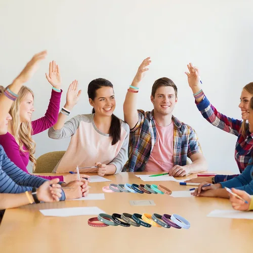 Vista 4 de CHENGU 100 pulseras de silicona con cita motivacional a granel, pulseras de goma inspiradoras de colores para agradecimiento a los empleados