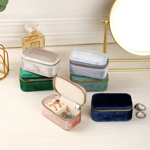 Vista 3 de TAIMY Mini estuche de joyería de viaje, caja de joyería de viaje pequeña de terciopelo, caja organizadora de viaje portátil para anillos, aretes