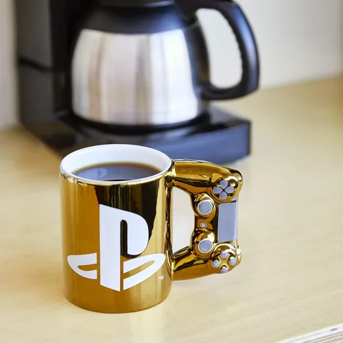 Vista 6 de Paladone Playstation Gold Controller, taza de café, 11 onzas, mercancía con licencia