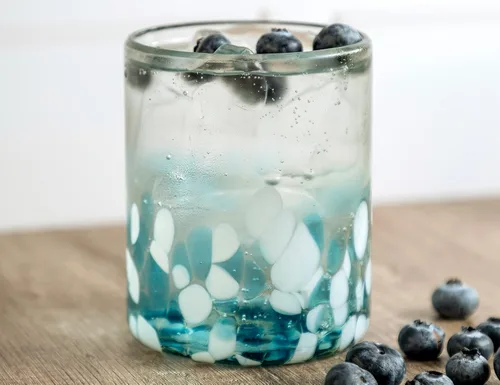 Vista 3 de Vasos mexicanos soplados a mano de 12 onzas - Juego de 6 vasos, 11-13 onzas líquidas cada uno, confeti azul océano