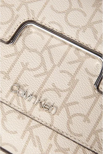 Vista 4 de Calvin Klein Bandolera con solapa monograma para mujer