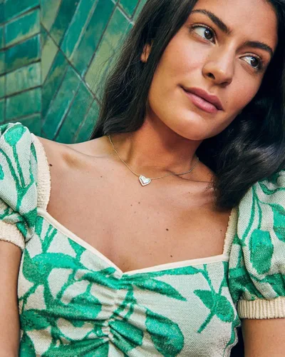 Vista 5 de Kendra Scott Ari - Collar con colgante de corazón y longitud ajustable para mujer, joyería a la moda