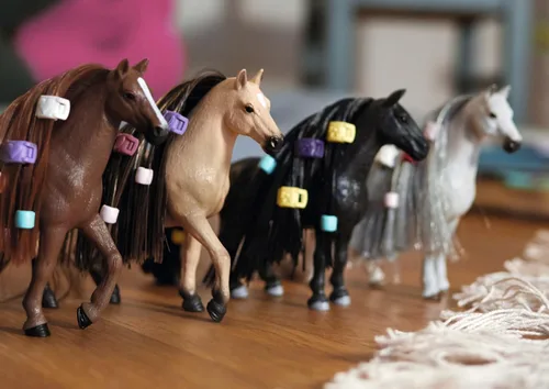 Vista 2 de Schleich Horse Club Sofia's Beauties Criollo Definitivo Mare Horse Playset - Juego de 14 piezas con pelo cepillable y accesorios de aseo personal
