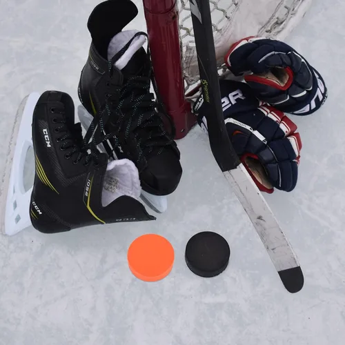 Vista 4 de Cosmos 2 pelotas deportivas de hockey sobre hielo para práctica y entrenamiento. Diámetro de 3 pulgadas, 1 pulgada de grosor, color negro y naranja