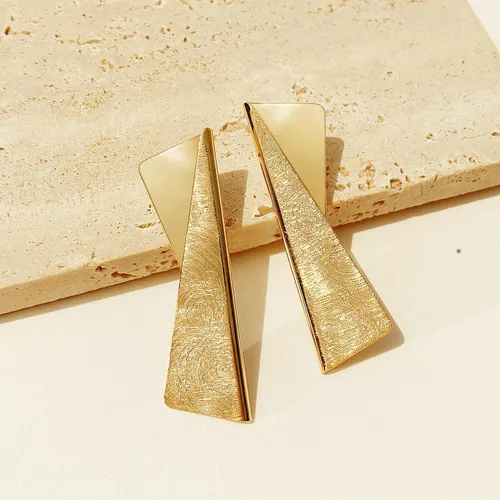 Vista 5 de OZEL - Aretes colgantes de oro para mujer, acabado cepillado, joyería de oro mate, chapado en oro de 14 quilates