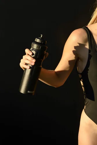 Vista 7 de SIGG - Botella de agua deportiva - WMB Sports Black - Con tapa deportiva de 3 etapas - Fabricado en Suiza - A prueba de fugas - Ligero - Metal