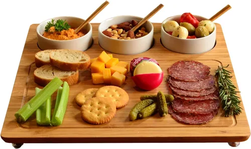 Vista 2 de Picnic at Ascot Tabla de cortar de bambú grabada con monograma original para queso y embutidos con 3 cuencos de cerámica y cucharas de bambú