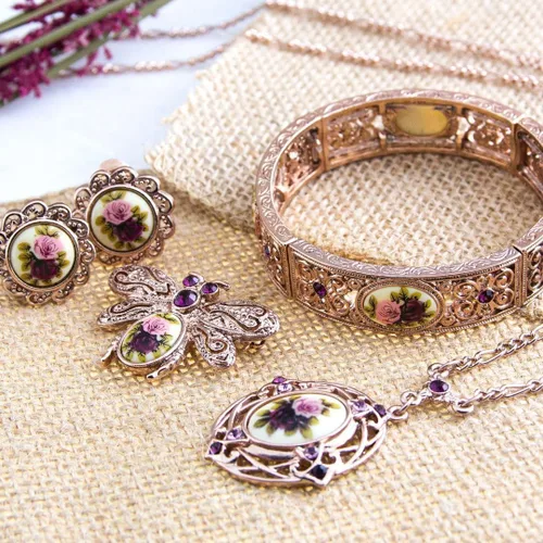 Vista 2 de 1928 Jewelry - Collar con colgante de flor de cristal rosa y morado para mujer, tono oro rosa, 28 pulgadas, Cristal, No es una piedra preciosa