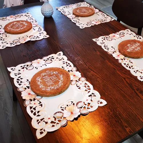 Vista 6 de LeLehome Juego de 4 manteles individuales bordados con flores, manteles individuales oblongos beige rosa, decoración para hogar, cocina, comedor