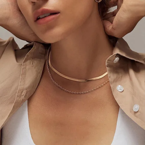 Vista 4 de Collares con iniciales en capas para mujer, collar de cadena con clip chapado oro de 14 quilates para mujer, collar con forma hexagonal
