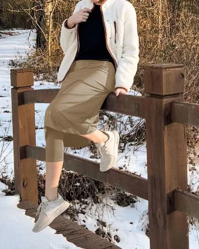 Vista 3 de Aurgelmir Falda de tenis para mujer con leggings capri, faldas de golf de longitud hasta la rodilla, faldas atléticas largas para mujer con bolsillos