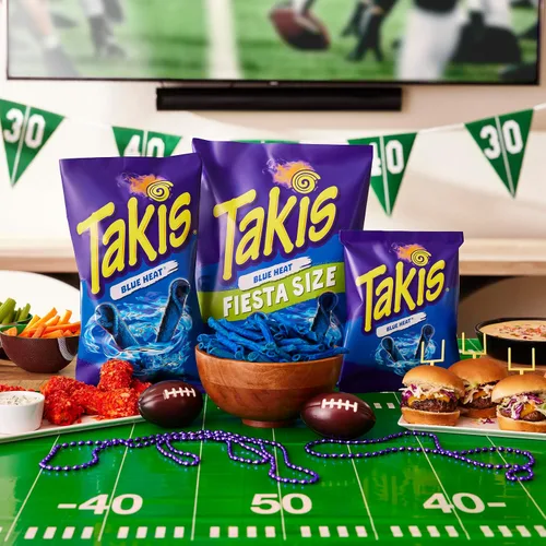 Vista 4 de Takis Blue Heat Rolled Tortilla Chips, sabor a chile picante, caja multipaquete con 14 bolsas de 9.9 onzas