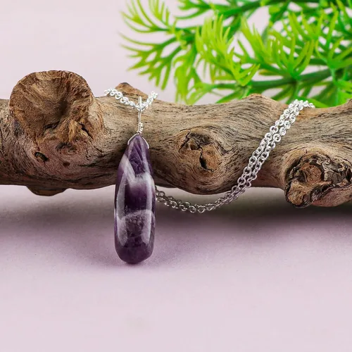 Vista 2 de Collar de piedras preciosas de amatista cheurón natural, colgante delicado de piedra pulida, joyería hecha a mano, cristal curativo Wicca y Reiki