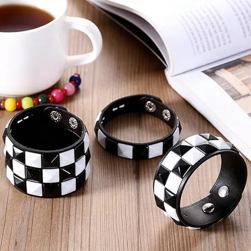 Vista 4 de Juego de 3 pulseras de cuero con remache cuadrado de tablero de ajedrez blanco y negro - Pulsera unisex estilo punk