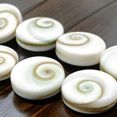 Vista 4 de ABCGEMS Shiva Eye Shell Beads Indonesia Auténtica Región Indo-Pacífico (patrón geométrico de matriz de doble cara) de origen ético – Producción