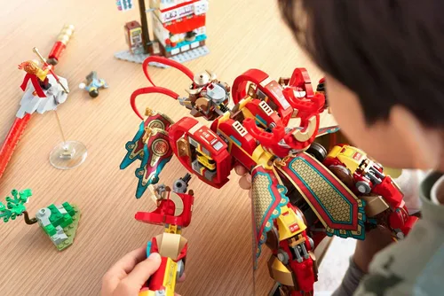 Vista 5 de LEGO Monkie Kid: Monkey King Warrior Mech 80012 Kit de construcción de juguete (1,629 piezas)