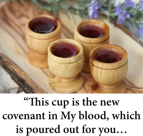 Vista 4 de 10 tazas mini para comunión en un paquete de regalo (aprox. 3.8 cm). Taza Kiddush tallada a mano de madera de olivo - para eventos de la iglesia