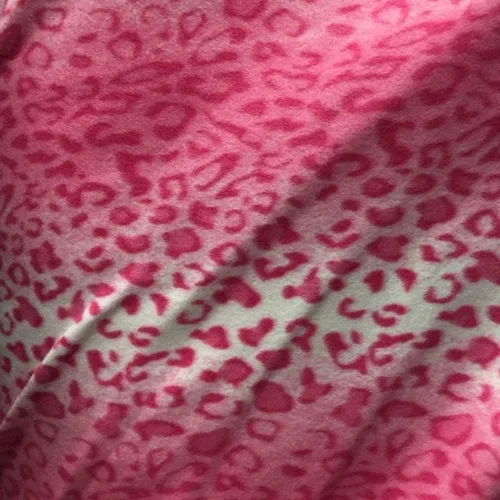 Vista 3 de Fashion Fabrics LLC Manta de forro polar con estampado de leopardo azul rojo y negro - Vendido por The Yard - 60 pulgadas Azul Rojo Negro