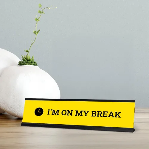 Vista 4 de Letrero de escritorio con texto en inglés "I'm On My Break", amarillo (2 x 8 pulgadas)