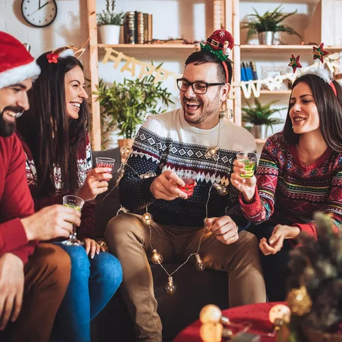 Vista 6 de Funtery 24 Piezas Vasos de Chupito de Plástico con Diseño de Suéter Feo de Navidad 1.7 oz Vasos de Chupito Navideños Mini Desechables a Granel Árbol