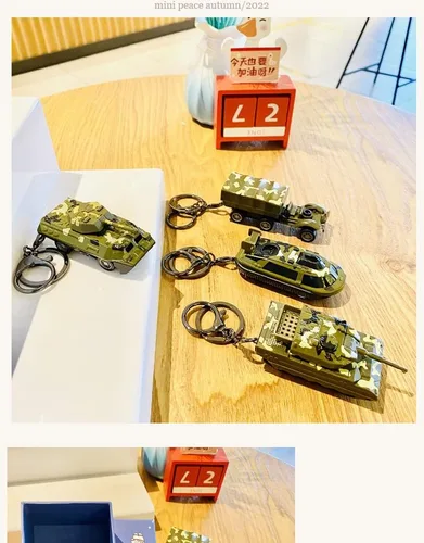 Vista 3 de Sunfans Llavero creativo y genial para hombres y niños, diseño de camuflaje militar, vehículo blindado, modelo submarino, llavero, colección