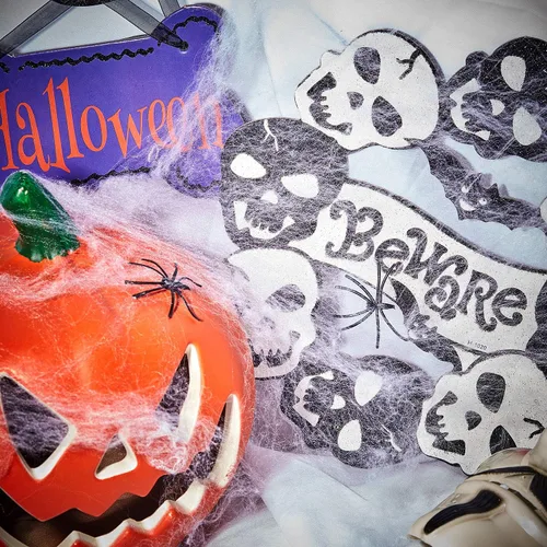 Vista 4 de Boao 6 telarañas elásticas de Halloween con 12 arañas de plástico para decoración de Halloween en interiores y exteriores Stretch Cobwebs