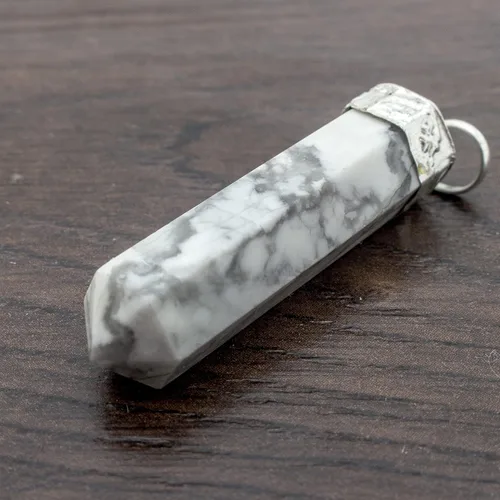 Vista 5 de Ayana - Collar de howlita blanca con cristales – Calma y claridad en un colgante de cristal – Joyería hexagonal de Reiki hecha a mano en cordón