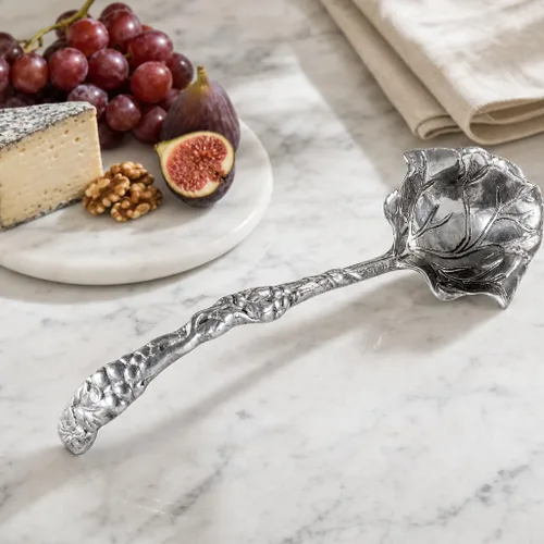 Vista 6 de Arthur Court Cucharón de aluminio con patrón de uva, elegante cucharón de ponche/sopa para entretener, 12 pulgadas de largo