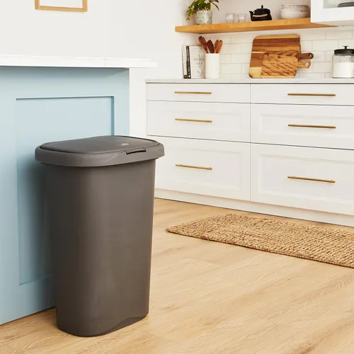 Vista 4 de Rubbermaid Bote de Basura con Tapa de Resorte de 13 Galones Gris de Plástico para Hogar/Cocina/Oficina/Garaje