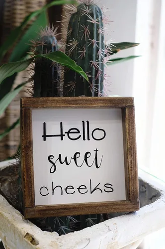 Vista 7 de Lavender Inspired Letrero rústico de baño con texto en inglés «Hello Sweet Cheeks», divertida decoración de pared de baño, estante de granja