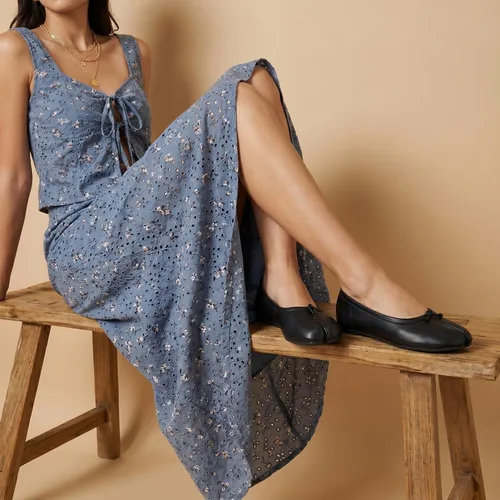 Vista 8 de CUSHIONAIRE Maki Tabi - Zapatos planos para mujer, con puntera dividida, suela flexible y plantilla acolchada Negro