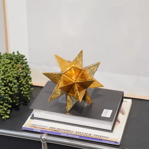 Vista 2 de Braxio Decoración de interiores de estilo moderno, estrellas de resina dorada multiángulo, escultura geométrica abstracta para sala de estar