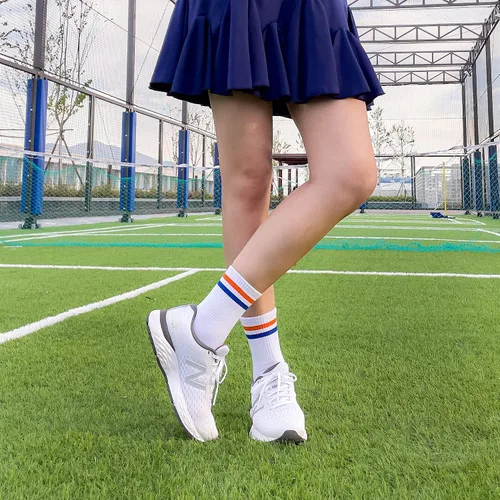 Vista 3 de MK SOCKS - Calcetines deportivos de algodón a rayas para correr, estilo retro, lindos, a juego, para hombres y mujeres