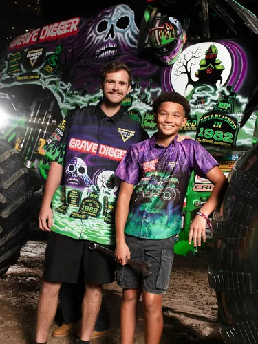 Vista 3 de Monster Jam Camisa hawaiana abotonada para toda la familia, diseño Grave Digger, desde niños pequeños hasta adultos