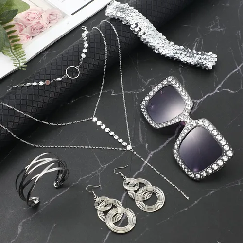 Vista 5 de Kigeli 5 piezas de accesorios de discoteca de los años 70, pulsera de espiral, aretes de disco con gafas de sol, gargantilla en capas, diadema