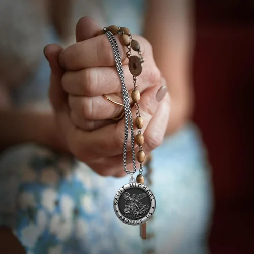 Vista 6 de Collar de San Miguel con medalla de San Miguel bendición de la seguridad y la religión, regalo para hombres, mujeres, familia, padres, amigos