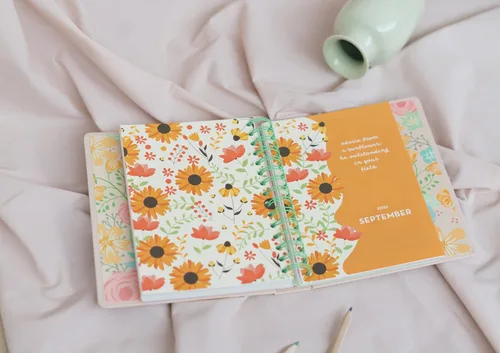 Vista 6 de Kokonote Blummen 2023 - Diario de 6.3 x 7.8 pulgadas 6.5 x 7.9 in Agenda académica con calcomanías Papelería de flores lindas