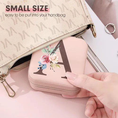Vista 3 de Pequeño organizador de joyas de viaje, un mini joyero con inicial, estuche esencial de viaje para mujeres y niñas, joyero azul personalizado