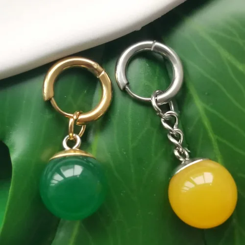 Vista 2 de Un par de pendientes de bola de resina pendientes de acero inoxidable para hombre mujer Halloween