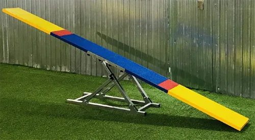 Vista 2 de Cool Runners 12' Aluminio y Acero Perro Agility Teeter con piel de goma, azul, amarillo y rojo 2 partes