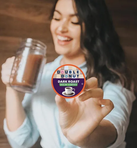 Vista 3 de Double Donut Coffee Cápsulas de café tostado oscuro descafeinado, café de mezcla extra atrevida, café de una sola porción para máquinas Keurig K
