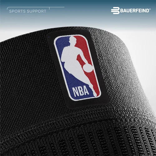 Vista 10 de Bauerfeind - Rodillera de compresión deportiva para rodillas NBA - Diseño ligero con zonas de agarre para alivio del dolor en la rodilla de Negro