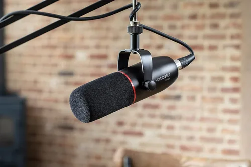 Vista 2 de Focusrite Micrófono DM14v, micrófono dinámico de calidad de transmisión para podcasters, protector contra viento integrado y soporte de choque
