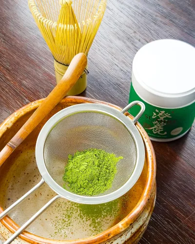 Vista 2 de SUMIRE Matcha polvo de matcha de grado ceremonial fabricado en Japón Kagoshima, verde vibrante, suave, Umami, rico en antioxidantes, perfecto