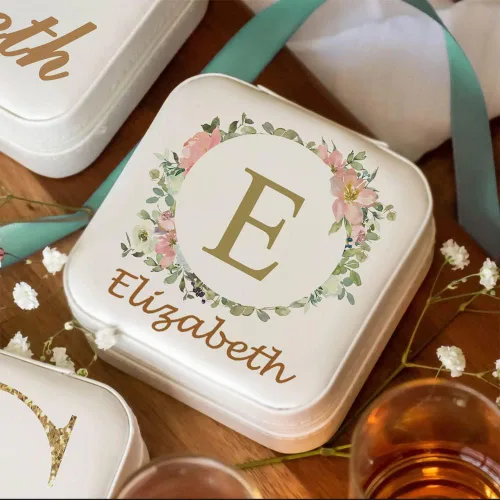Vista 5 de iDWYN Joyero de cuero personalizado con inicial de nombre y flor, estuche organizador de joyas, estuche organizador de joyas, regalos de cumpleaños