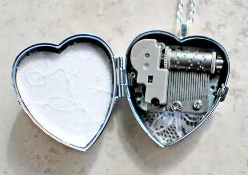 Vista 5 de Fairy Music Box Locket in Silvertone