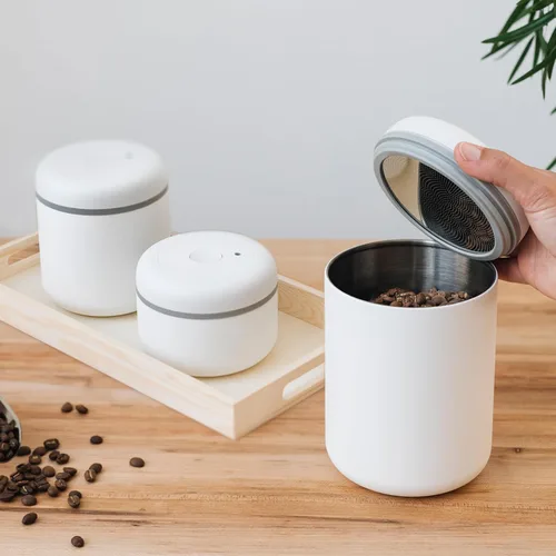Vista 4 de Fellow Atmos - Recipiente de café al vacío de 0.4 litros, capacidad para granos de 6 onzas, color blanco